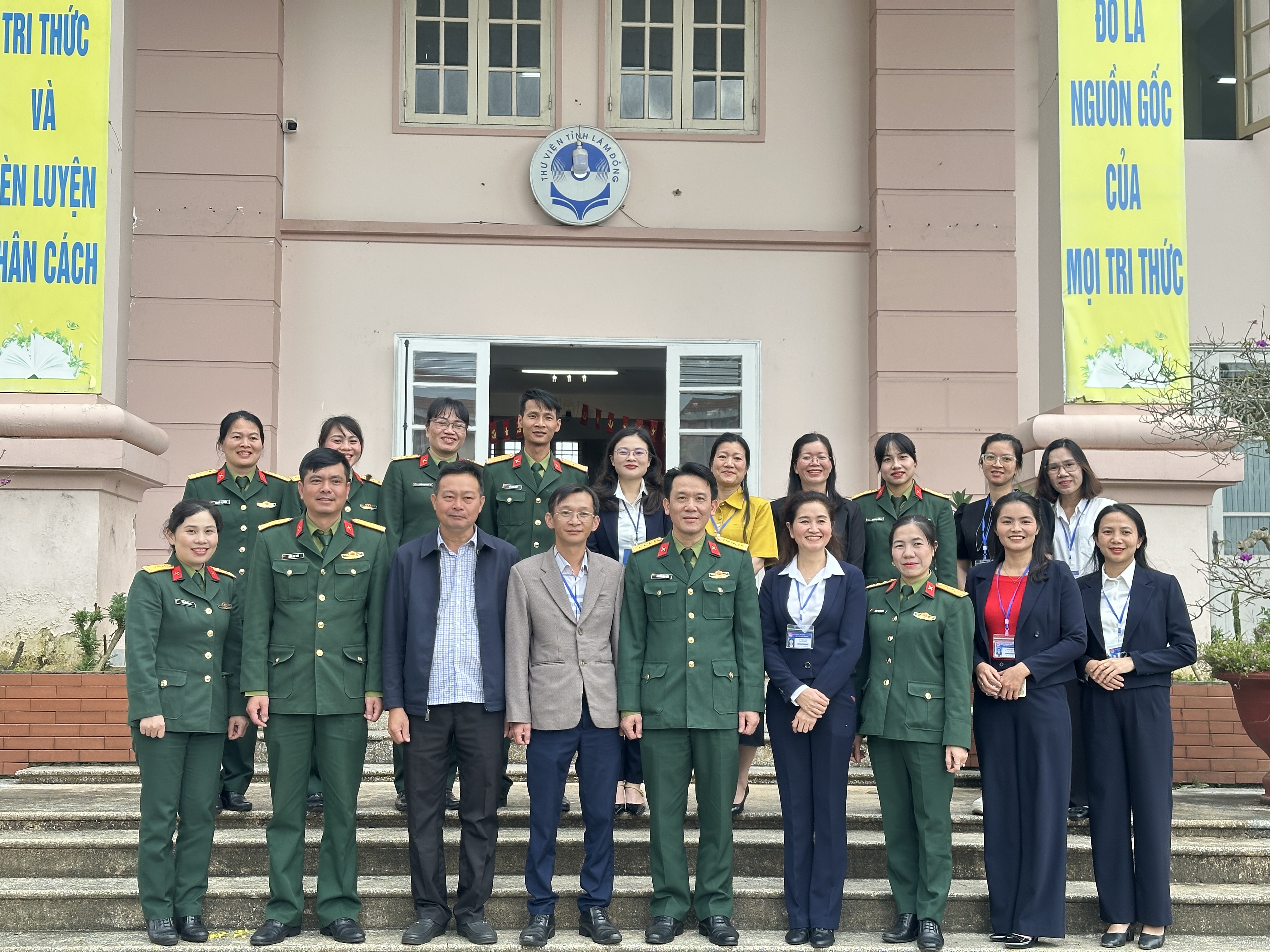 Thư viện tỉnh Lâm Đồng trao đổi, học tập kinh nghiệm với Học viện Lục quân