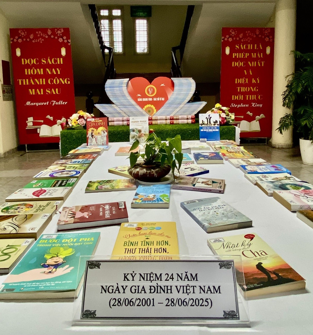 Thư viện Lâm Đồng trưng bày, giới thiệu sách hưởng ứng Ngày Gia đình Việt Nam 28/6 và Tháng hành động quốc gia về phòng, chống bạo lực gia đình 